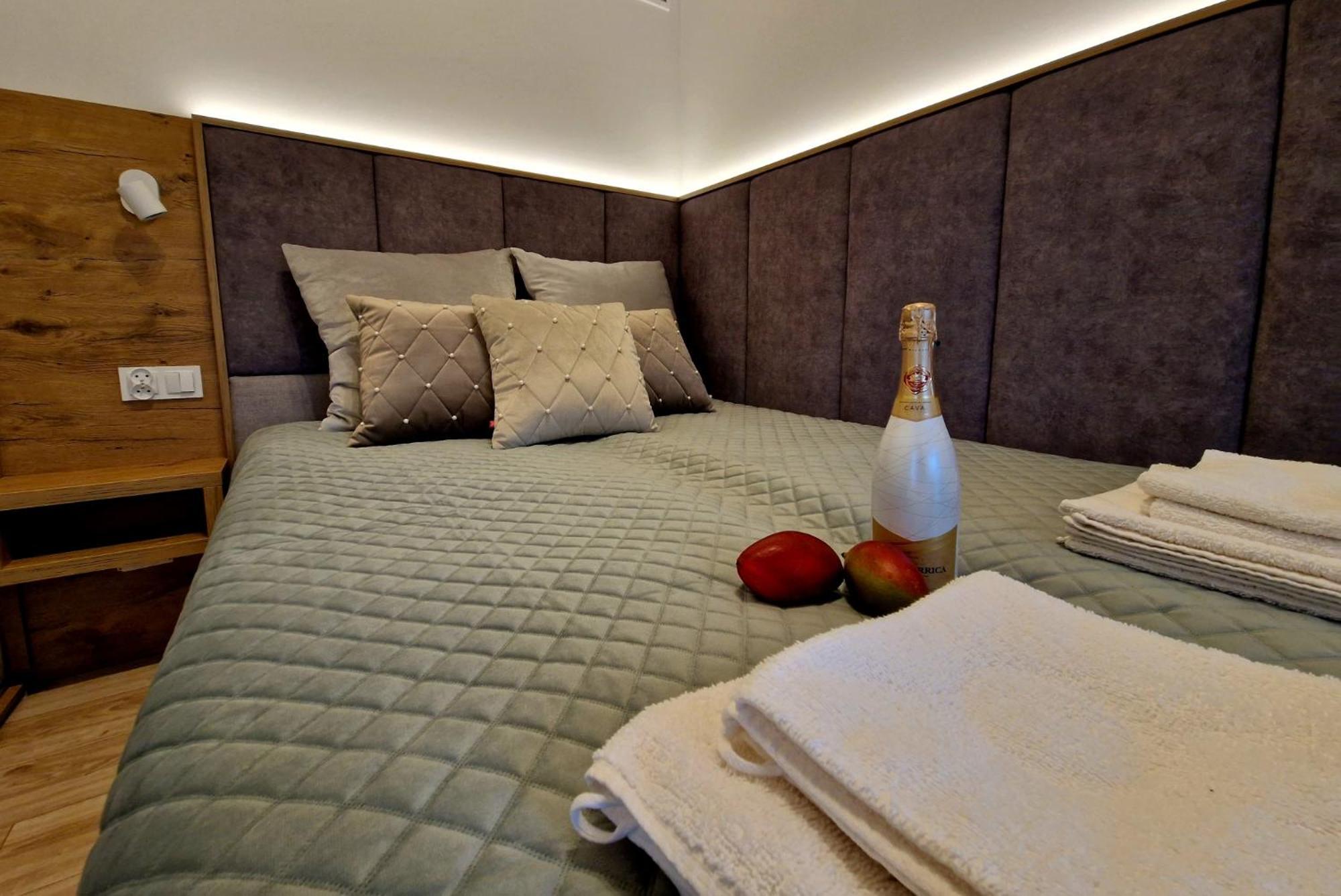 Nowe Domki Deluxe Z Widokiem Na Zatoke Z Basenem I Sauna Oslonino Exteriér fotografie
